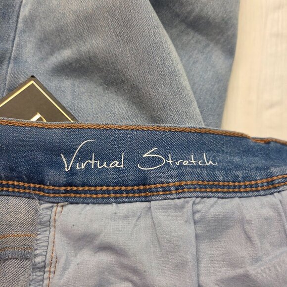 DG2 by Diane Gilman 14 Light Wash Denim Blue Slight Flare Summer Capri Pants - Picture 10 of 12